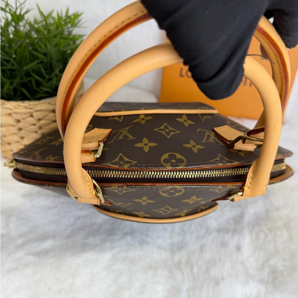 Authenticated Louis Vuitton MM Ellipse Monogram Handbag COA included - Picture 11 of 13